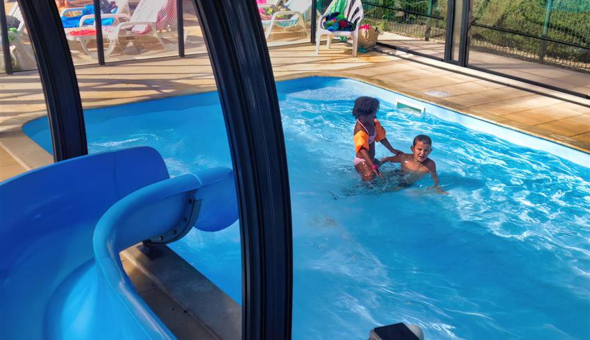 paddling pool with small water slide heated and covered swimming pool - Camping ile d'Oléron - Camping La Boulinière 5 stars