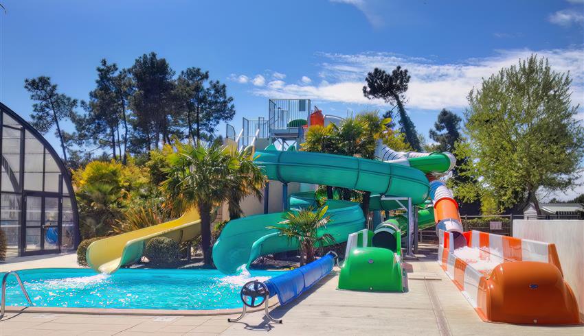 water slides heated and covered swimming pool - Camping ile d'Oléron - Camping La Boulinière 5 stars